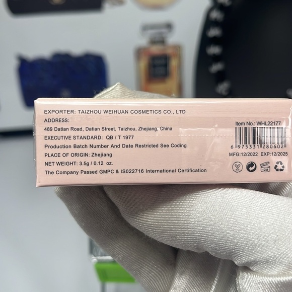 NWT Lipstick Changing color - Picture 3 of 4